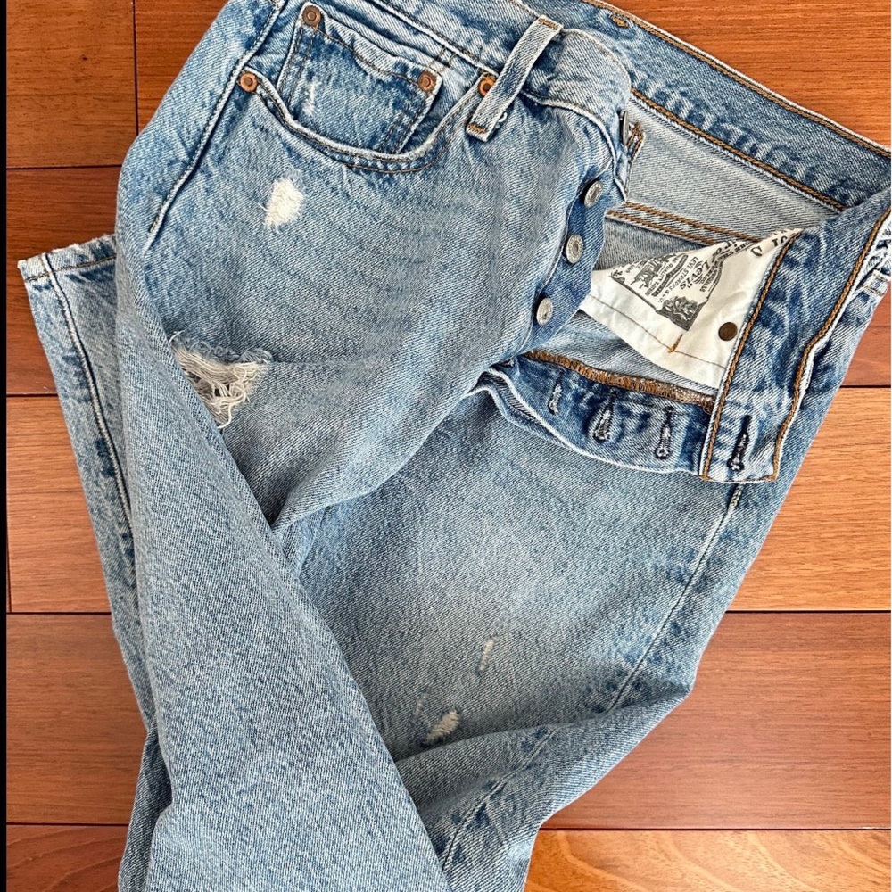 Brand: Levi’s 501
Size: 28
Fits like 28 (4/6)
Color: Blue Jean 
No Stretch